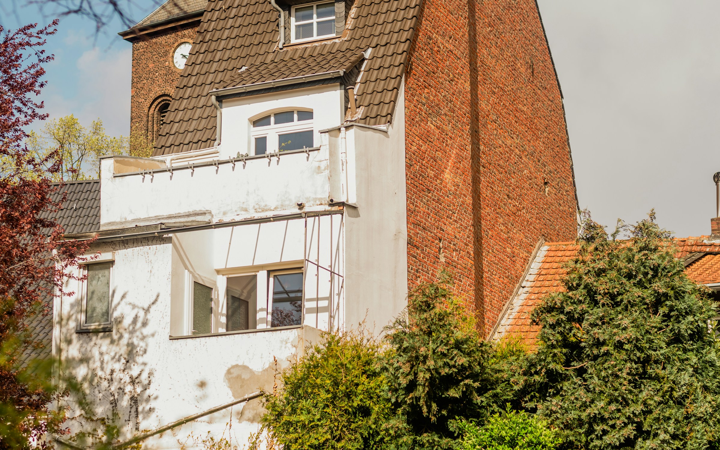 Maison résidentielle avec panneaux solaires sur toiture