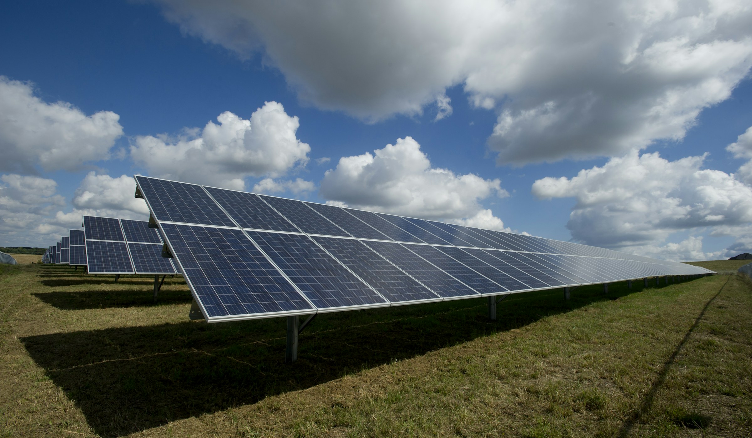 Détail de panneaux photovoltaïques sur une toiture au soleil