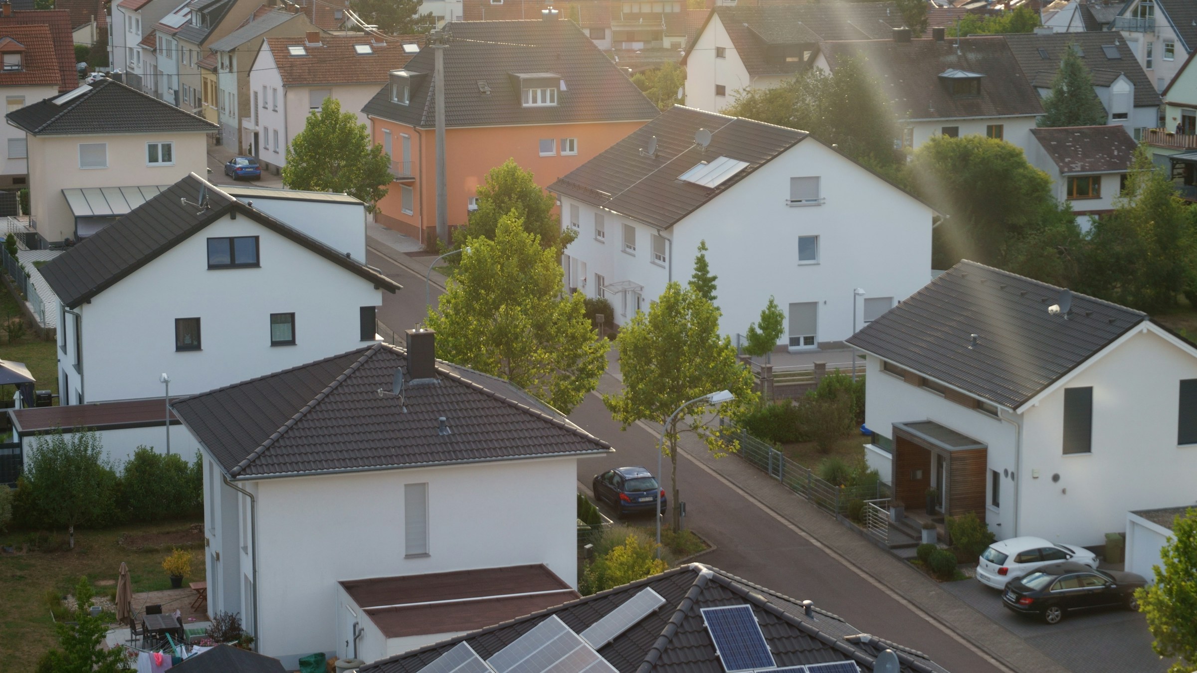 Quartier résidentiel avec toitures équipées de panneaux solaires